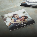 Minimalistisch gepersonaliseerd fotoscript Naam Da Kartonnen Onderzetters<br><div class="desc">Personaliseer met uw favoriete foto met uw namen en het jaar,  waardoor u een uniek geheugen voor uw bruiloftsgasten creëert. Ontworpen door Thisnotme©</div>