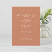 Minimalistisch gescripte Caramel Cream Wedding Kaart (Staand voorkant)