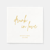 Minimalistisch Gold Script Drink in Love Wedding Servet (Voorkant)