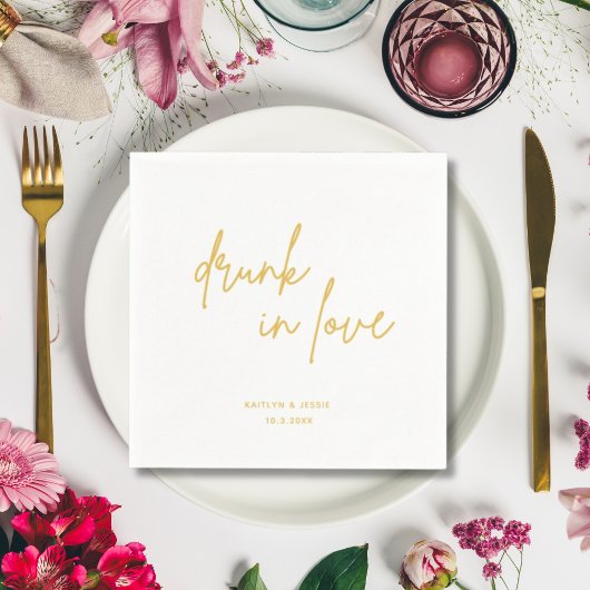 Minimalistisch Gold Script Drink in Love Wedding Servet