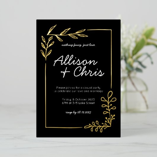 Minimalistisch Goud, Zwart & Wit Script Bruiloft Folie Uitnodiging (Staand Voorkant)