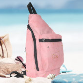 Minimalistisch gouden monogram zalmroze vliegtuig sling bag