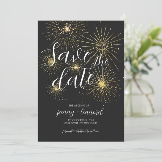 Minimalistisch gouden vuurwerk bewaart de datum kaart (Staand voorkant)