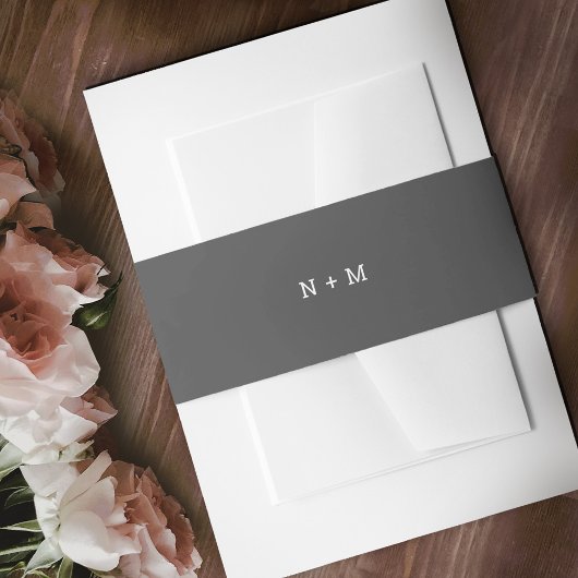 Minimalistisch grijs met witte tekst monogram brui uitnodigingen wikkel