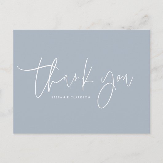 Minimalistisch handgeschreven script Dusty Blue be Briefkaart (Voorkant)