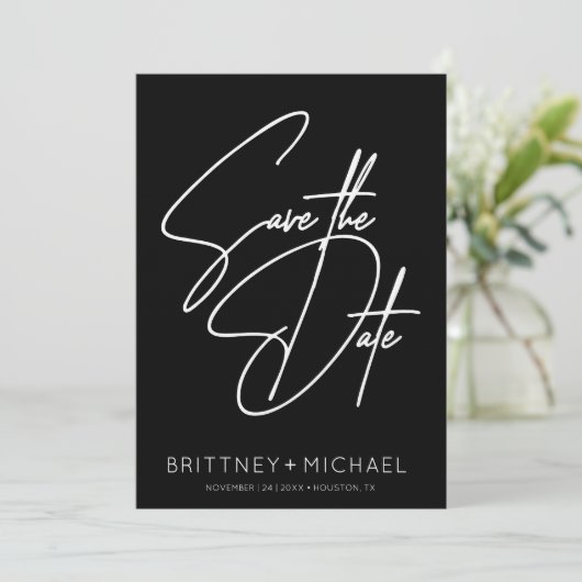Minimalistisch handschrift met briefterend zwart save the date (Staand voorkant)