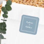 Minimalistisch huwelijk Modern Dusty Blue Hartelij Vierkante Sticker<br><div class="desc">Het moderne minimalistische en chic Wedding-ontwerp is uitgerust met de namen van bride & groom in een modern design met een dubbele rand in wit op een stoffige blauwe achtergrond. Het moderne ontwerp is eenvoudig en knap. Pas trouwdetails met uw namen in scherp wit manuscript aan. Ben zeker om de...</div>