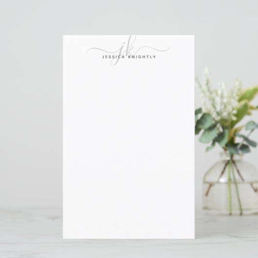 Minimalistisch Initiaal van Elegant Grey Script Mo (Staand voorkant)