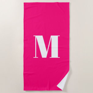Minimalistisch initiaal van warme fuchsia monogram strandlaken