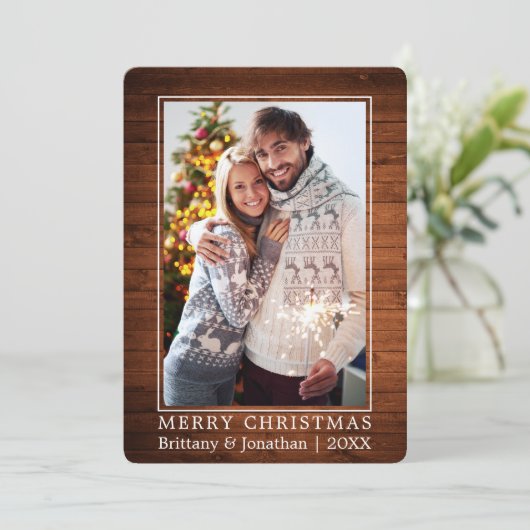 Minimalistisch kerstcadeaufotohout met prettig ker feestdagenkaart (Staand voorkant)