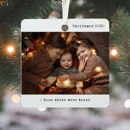 Minimalistisch kerstfeest toen waren er drie gezin metalen ornament