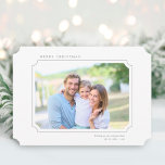 Minimalistisch kerstfotolandschap feestdagenkaart<br><div class="desc">Eenvoudig kerstfeest | Vakantiefootkaart bevat uw foto in een lijst met de vorm van een kaartje met een wintergroen patroon op de achterkant. Voor meer geavanceerde aanpassing van dit ontwerp,  te klikken gelieve de BUTTON van het TOOL VAN HET ONTWERP BLAUW.</div>