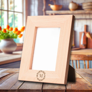 Minimalistisch kransvet monogram gegraveerde lijstjes
