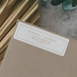 Minimalistisch label voor Gold Typography Return A<br><div class="desc">Deze minimalistische goudtypografie retourneren adreslabels zijn perfect voor een eenvoudige bruiloft. Het moderne romantische ontwerp kenmerkt klassieke goud- en witte typografie. in elke kleur. Houd het ontwerp eenvoudig en elegant, zoals het is, of personaliseer het door uw eigen grafiek en kunstwerk toe te voegen. Deze etiketten kunnen voor een bruiloft,...</div>