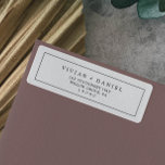 Minimalistisch label voor Typografie Return-adres<br><div class="desc">Deze minimalistische typografische terugzendadresetiketten zijn perfect voor een eenvoudige bruiloft. Het moderne romantische ontwerp kenmerkt klassieke zwarte en witte typografie. in elke kleur. Houd het ontwerp eenvoudig en elegant, zoals het is, of personaliseer het door uw eigen grafiek en kunstwerk toe te voegen. Deze etiketten kunnen voor een bruiloft, een...</div>