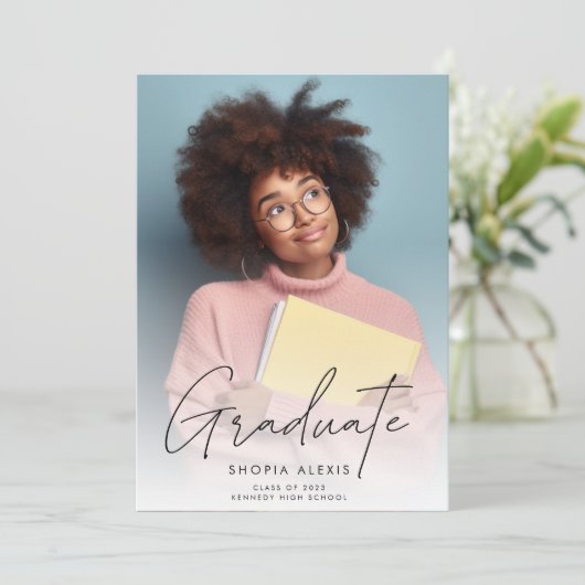 Minimalistisch Manuscript bekleding Twee Afstudere Aankondiging (Staand voorkant)