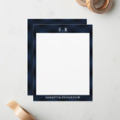 Minimalistisch marineblauw randmonogram notitiekaartje (Voorkant / Achterkant in situ)