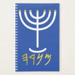 Minimalistisch Menorah Paleo Hebreeuws Blauw Wit G Planner<br><div class="desc">Menorah Paleo Hebreeuwse letters. Waar komt de Menorah vandaan? Het komt uit de Bijbel, in het boek Exodus, hoofdstuk 25 vers 31 lezen we: "En gij zult een kandelaar van zuiver goud maken: van geslagen werk zal de kandelaar gemaakt worden: zijn schacht, en zijn takken, zijn kommen, zijn knops, en...</div>