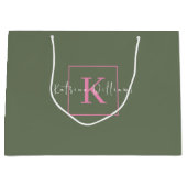 Minimalistisch merklogo saliegroen roze monogram groot cadeauzakje (Voorkant)
