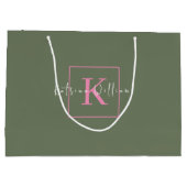 Minimalistisch merklogo saliegroen roze monogram groot cadeauzakje (Achterkant)