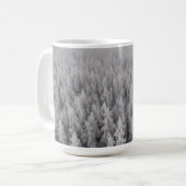 Minimalistisch mistig winterbos koffie latte Mok (Voorkant links)