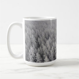 Minimalistisch mistig winterbos koffie latte Mok