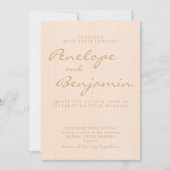 Minimalistisch modern Boho Peach Gold Script Wedde Kaart (Voorkant)