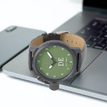 Minimalistisch modern bos groen monogram horloge<br><div class="desc">Dit moderne ontwerp heeft typografische initialen en naam voor een minimalistisch gevoel dat gemakkelijk kan worden gepersonaliseerd.</div>