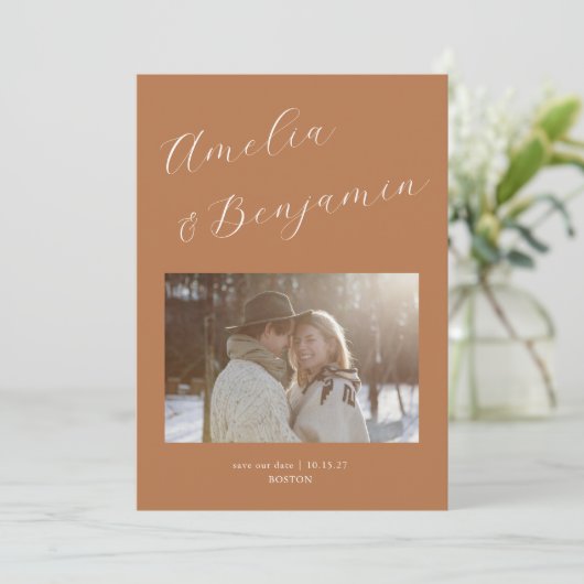 Minimalistisch Modern Elegant Script Terracotta Fo Save The Date (Staand voorkant)