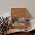 Minimalistisch Modern Elegant Script Terracotta Fo Save The Date<br><div class="desc">Minimalistisch Modern Elegant Script Kalligrafie Foto Save the Date in Terracotta</div>