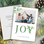 Minimalistisch modern fotogroen feestdagenkaart<br><div class="desc">Moderne trendy groene wintervakantie wenskaart van de familiefoto met JOY typografie script dat met botanische groenery wordt geschreven.           Personaliseer dit met uw (horizontaal georiënteerde) afbeelding en tekst aan beide kanten!</div>