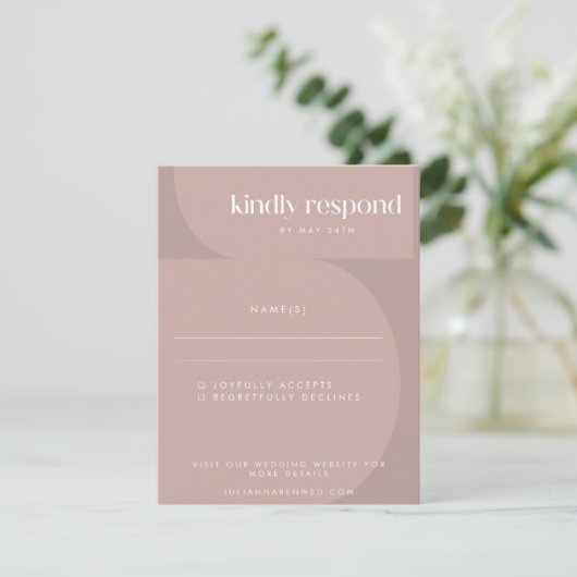 Minimalistisch modern Geometric Dusty Mauve Weddin RSVP Kaartje (Staand voorkant)