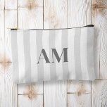 Minimalistisch modern grijs Initiaal monogram Etui<br><div class="desc">Creëer uw eigen gepersonaliseerde cosmetische en make-up tas met moderne minimalistische initialen en script kalligrafie monogram naam.</div>