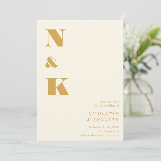 Minimalistisch modern monogram geel weddenschap save the date (Staand voorkant)