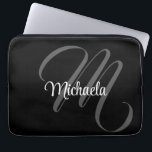 Minimalistisch modern monogram initiaal laptop sleeve<br><div class="desc">Minimalistisch modern monogram initiaal, zwart wit. douanenaam met een krommend initiaal achter op een zwarte kleur.</div>
