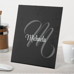 Minimalistisch modern monogram initiaal reclamebord met voetstuk