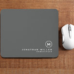 Minimalistisch modern monogram muismat<br><div class="desc">Minimalistisch modern monogram ontwerp met klassiek blokmonogram in een tijdloze klassieke typografie met gepersonaliseerde naam en titel hieronder op een eenvoudige grijze achtergrond. Personaliseer voor uw eigen gebruik.</div>
