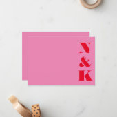 Minimalistisch Modern Monogram Roze en Rode Bruilo Notitiekaartje (Voorkant / Achterkant in situ)