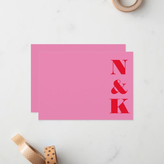 Minimalistisch Modern Monogram Roze en Rode Bruilo Notitiekaartje (Voorkant / Achterkant in situ)