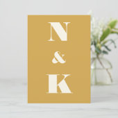 Minimalistisch modern monogram Saffron Yellow Wedd Kaart (Staand voorkant)