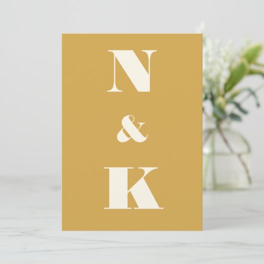 Minimalistisch modern monogram Saffron Yellow Wedd Kaart (Staand voorkant)