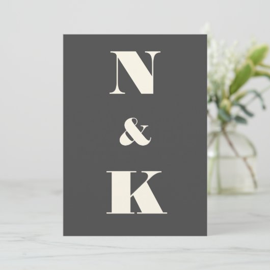 Minimalistisch modern monogram zwart en wit huweli kaart (Staand voorkant)