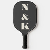 Minimalistisch modern monogram zwart en wit huweli pickleball paddle (Achterkant)
