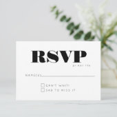 Minimalistisch modern monogram zwart en wit huweli RSVP kaartje (Staand voorkant)