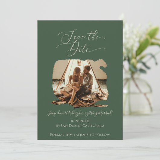 Minimalistisch modern penseellijnscript groen save the date (Staand voorkant)