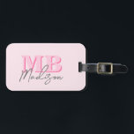 Minimalistisch Modern Roze Initiaal Monogram Bagagelabel<br><div class="desc">Creëer uw eigen persoonlijke bagage met moderne minimalistische initialen en scriptkalligrafie monogram naam. Verkrijgbaar in verschillende kleuren en maten.</div>