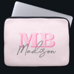 Minimalistisch Modern Roze Initiaal Monogram Laptop Sleeve<br><div class="desc">Creëer uw eigen gepersonaliseerde laptophoes met moderne minimalistische initialen en de naam van het scriptkalligrafmonogram. Verkrijgbaar in verschillende kleuren en maten.</div>