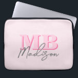 Minimalistisch Modern Roze Initiaal Monogram Laptop Sleeve<br><div class="desc">Creëer uw eigen gepersonaliseerde laptophoes met moderne minimalistische initialen en de naam van het scriptkalligrafmonogram. Verkrijgbaar in verschillende kleuren en maten.</div>