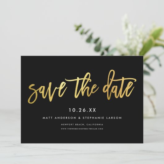 Minimalistisch modern script chic zwart + goud save the date (Staand voorkant)