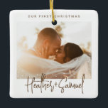 Minimalistisch modern script | Kerstsneeuwfoto Keramisch Ornament<br><div class="desc">Creëer uw eigen foto-keepasje met dit Elegant Merry en het gehuwde Ornament van de Foto Holiday Keramiek. Een eenvoudig en geavanceerd ontwerp in chocoladebruin en wit met uw aangepaste tekst in verse handgeschreven kalligrafie en professionele sans-serif lettertype, horizontale of kwadrateerde foto, sneeuwblauw, newlyweds naam, viering en jaar. Geen minimum bestelling....</div>